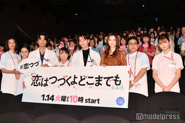 (左から)渡邊圭祐、堀田真由、毎熊克哉、上白石萌音、佐藤健、香里奈、昴生、吉川愛 (C)モデルプレス