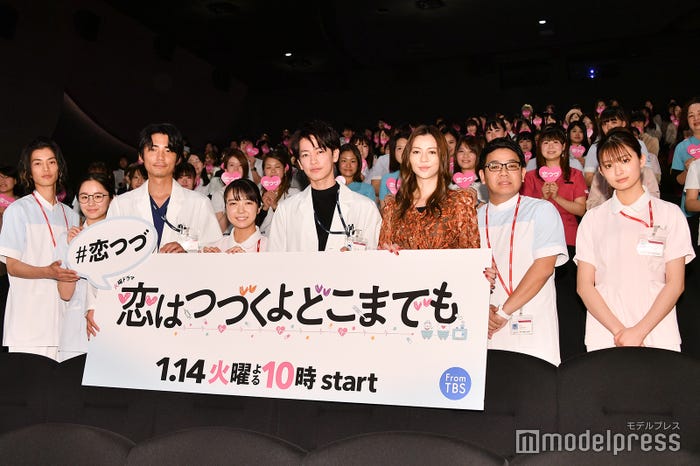 (左から)渡邊圭祐、堀田真由、毎熊克哉、上白石萌音、佐藤健、香里奈、昴生、吉川愛 (C)モデルプレス