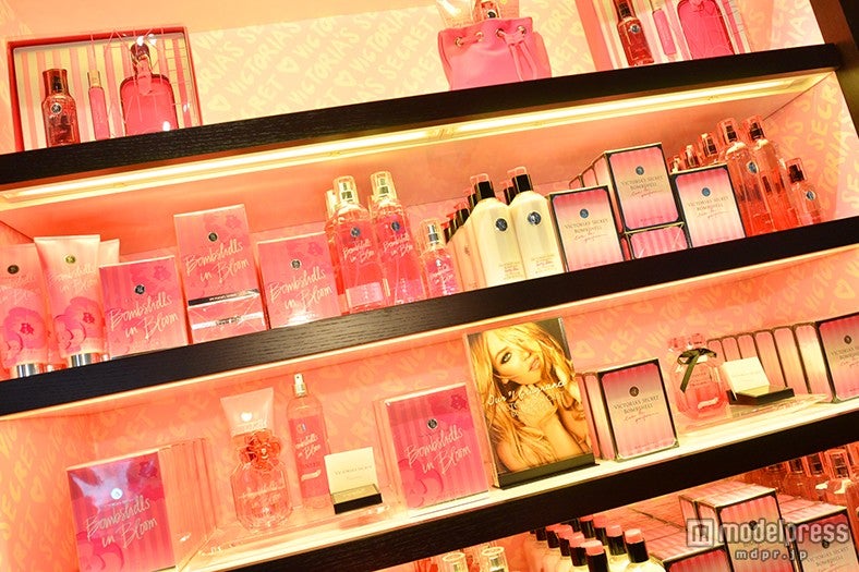 左半分の花モチーフアイテムは「ボムシェル」の新作