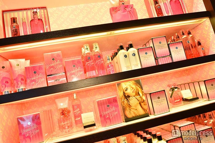 左半分の花モチーフアイテムは「ボムシェル」の新作