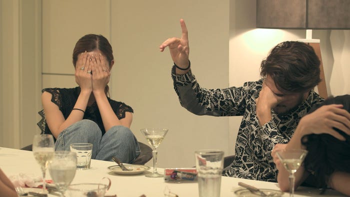 「今好きな人がいる人?」と聞かれて挙手するジュゼッペ「TERRACE HOUSE TOKYO 2019-2020」20th WEEK (C)フジテレビ/イースト・エンタテインメント