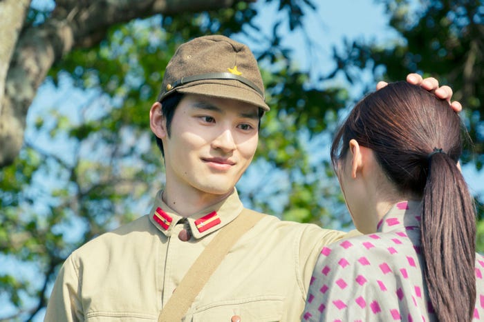 水上恒司、福原遥(C)2023「あの花が咲く丘で、君とまた出会えたら。」製作委員会