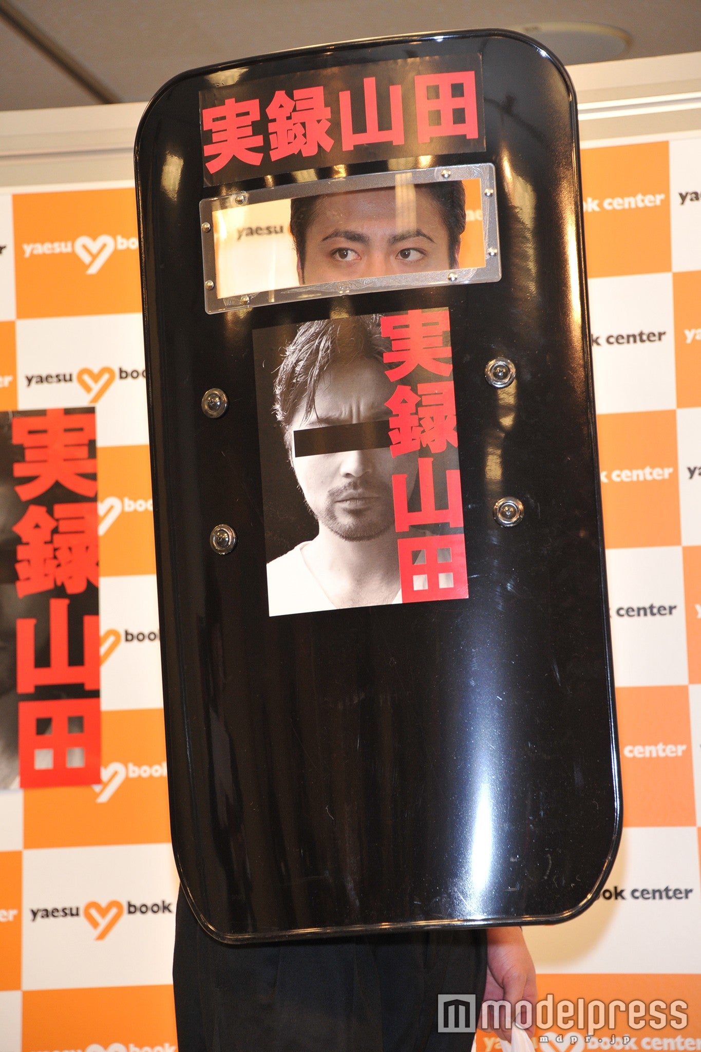 盾でガードする山田孝之（C）モデルプレス