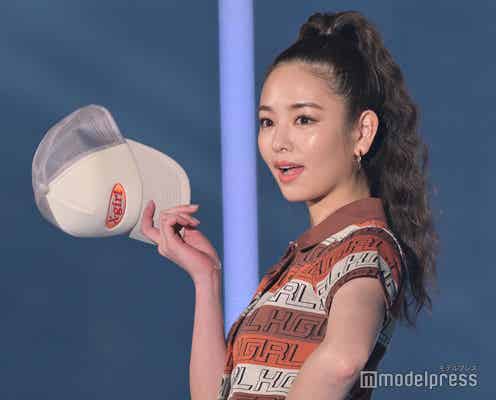 横田真悠、ウェービーヘアでイメチェン ウィンクで会場沸かす<TGC 2023 S/S>