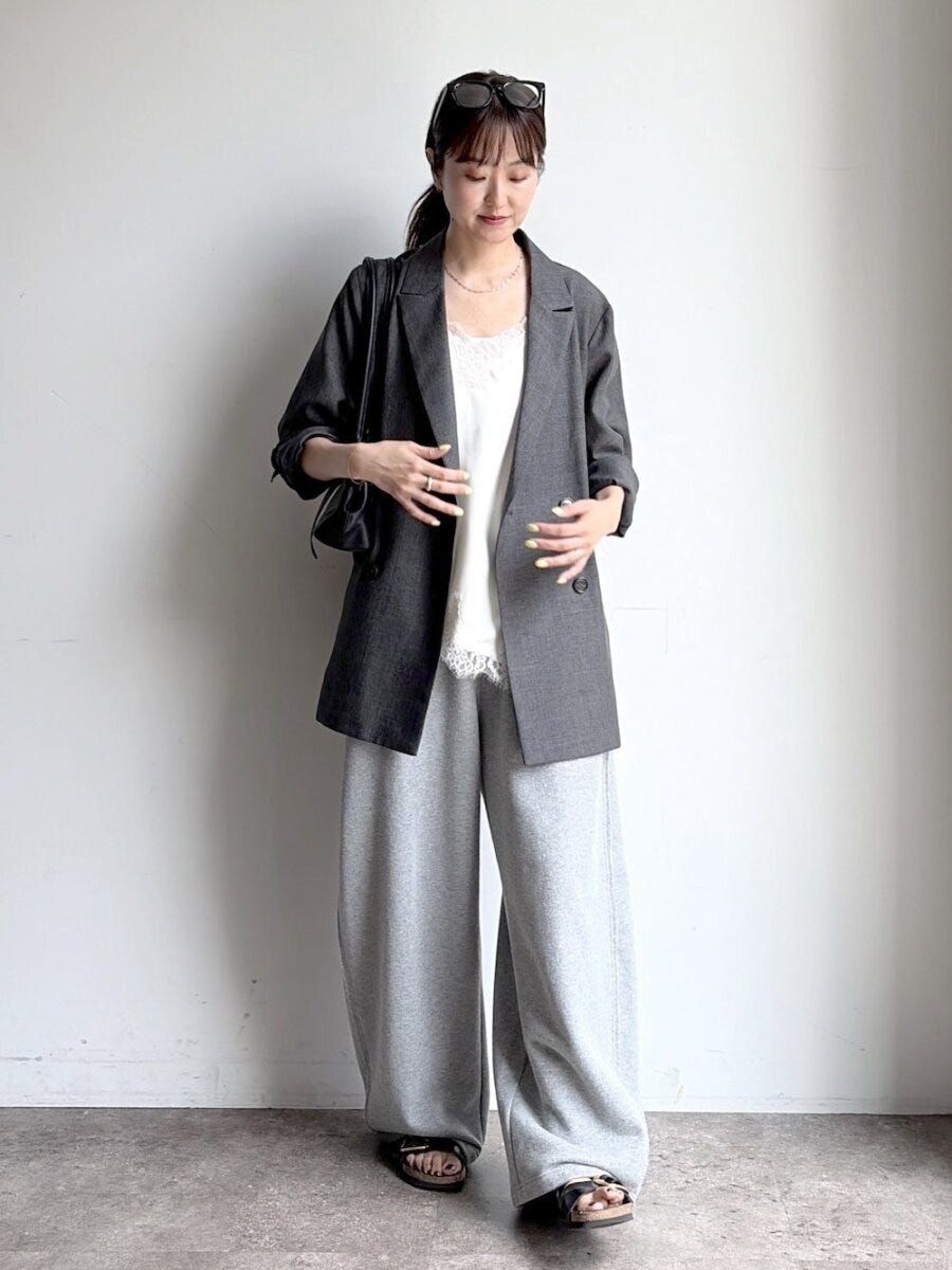 グレージャケットとスウェットパンツ姿の女性 グレージャケットとスウェットパンツ姿の女性