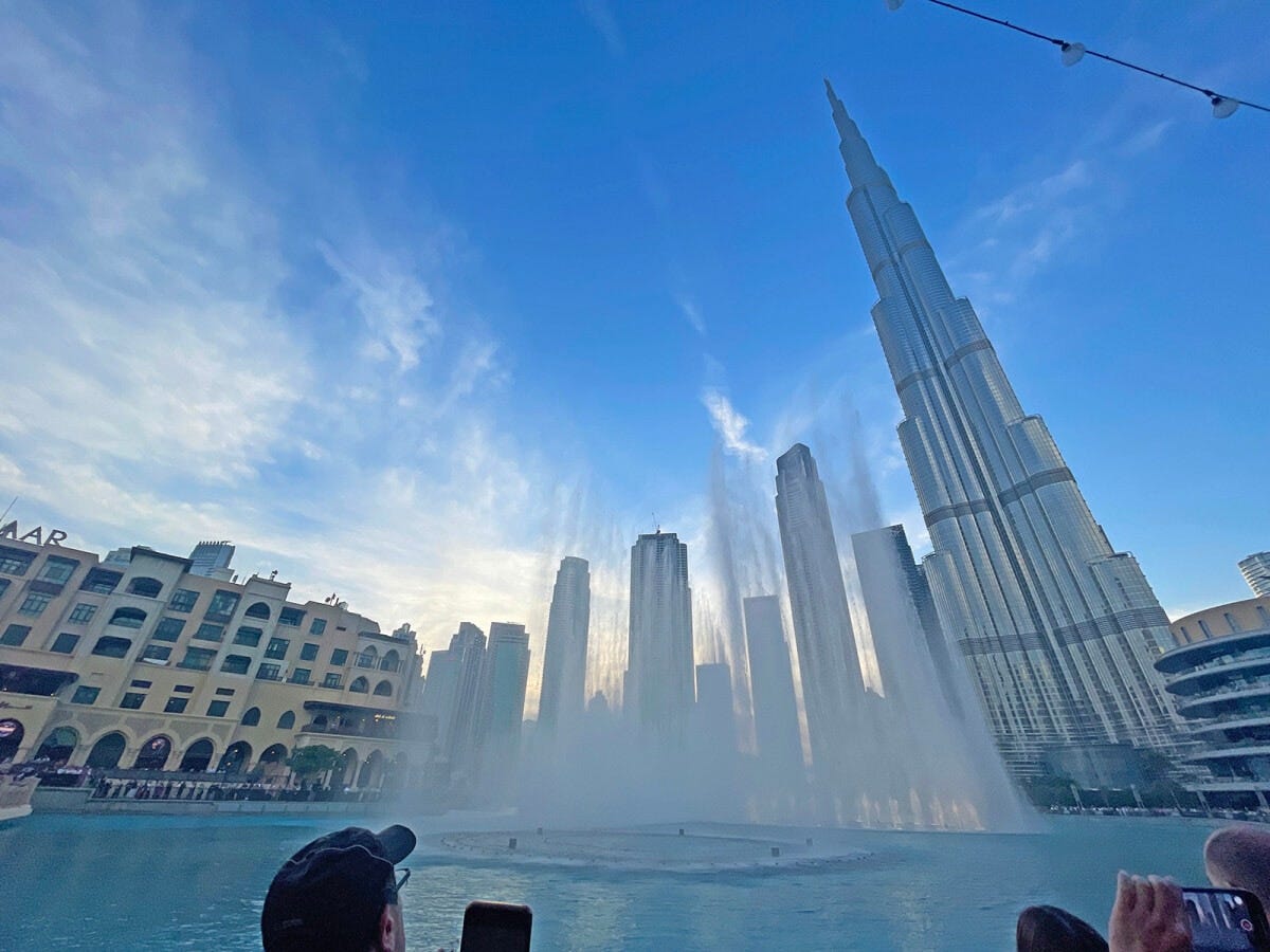 ドバイ・ファウンテン。ドバイモールでの買い物ついでに見られるので人気