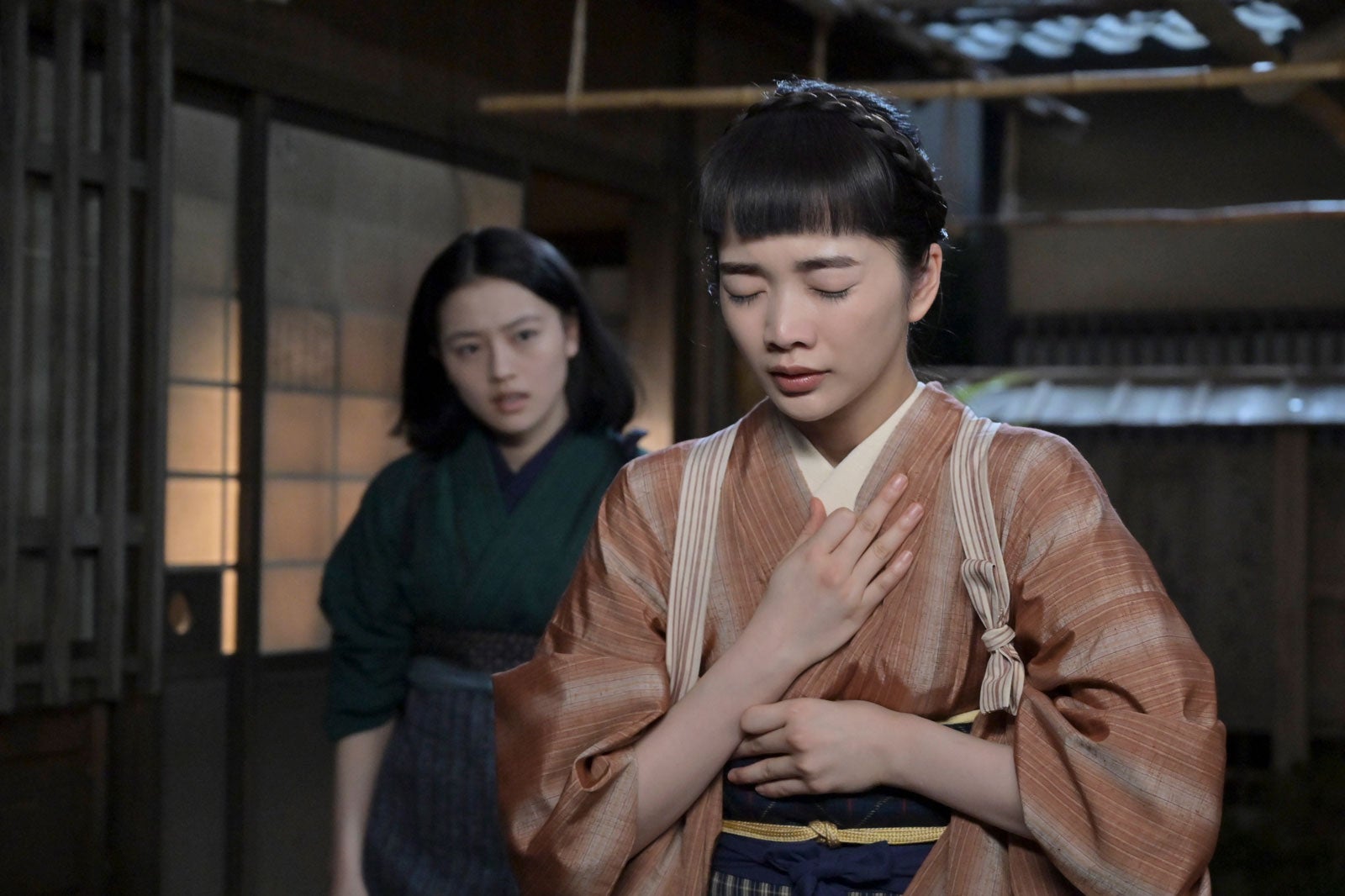 上坂樹里、見上愛「風、薫る」第73話（C）NHK