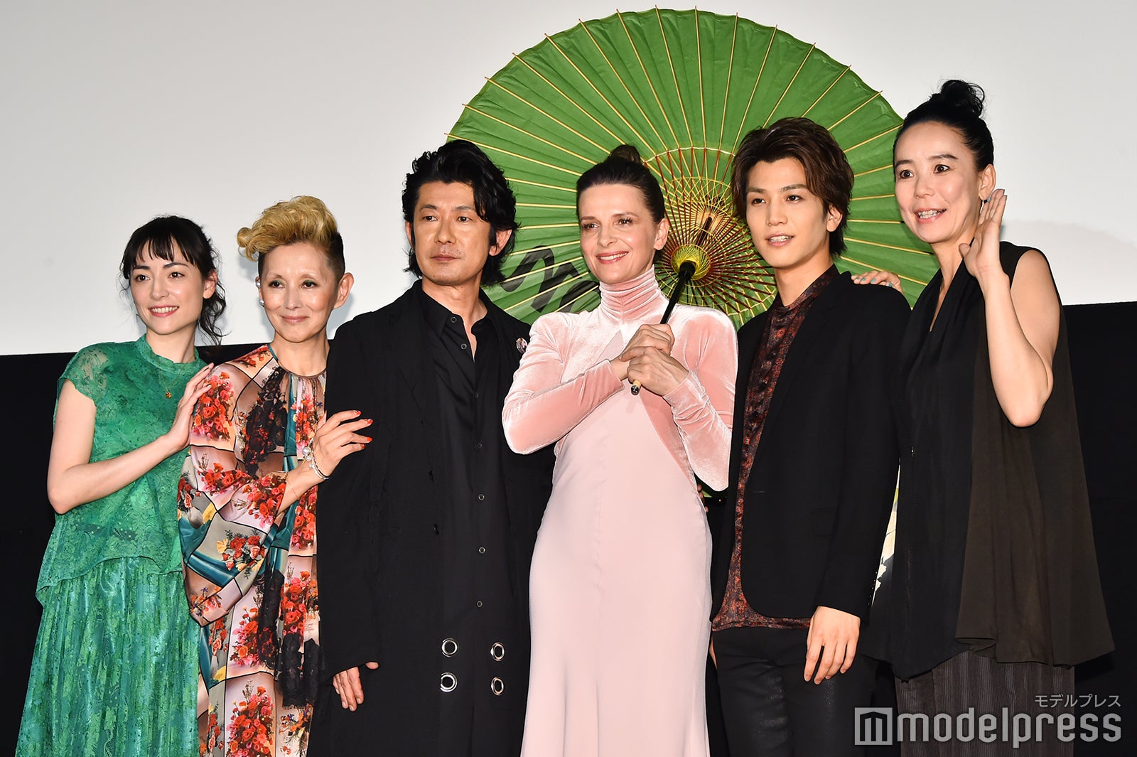 （左から）美波、夏木マリ、永瀬正敏、ジュリエット・ビノシュ、岩田剛典、河瀨直美監督 （C）モデルプレス