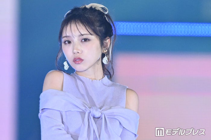 乃木坂46与田祐希、美肩輝く甘めファッション ウインクで沸かす【GirlsAward 2024AW】