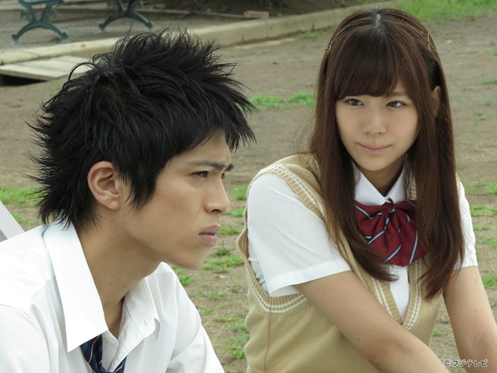 山本裕典(左)と西内まりや(右)/ドラマ「山田くんと7人の魔女」第4話より(C)フジテレビ