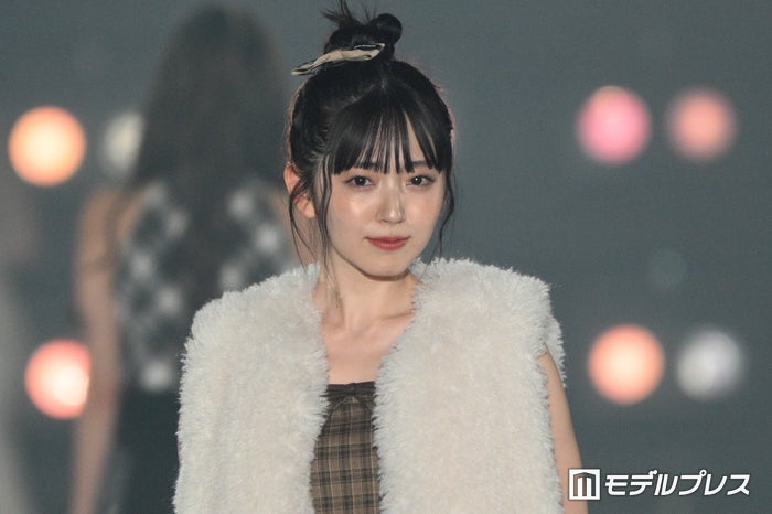 鈴木愛理、歌唱後にそのままランウェイ…驚きの早着替え シースルー＆スリットで美脚チラリ【関西コレクション 2024 A／W】