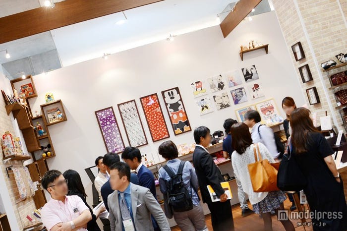 ディズニーのブースには多くの来場者が