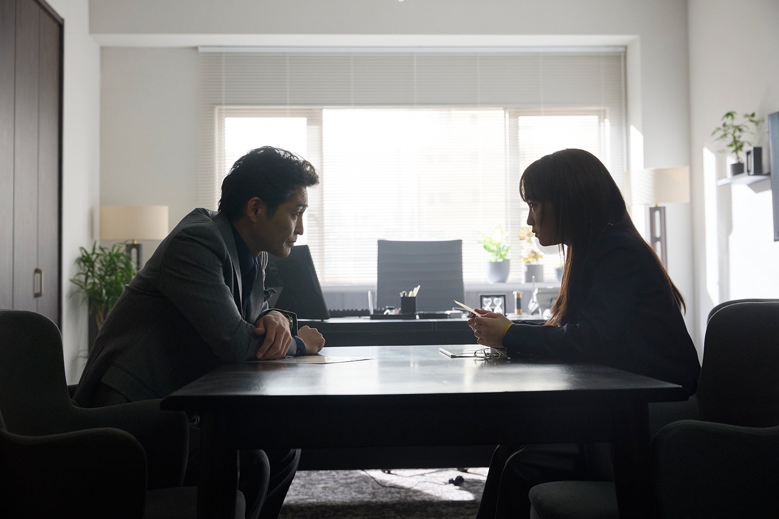 安田顕、川栄李奈「ダメマネ！ －ダメなタレント、マネジメントしますー」第1話（C）日本テレビ