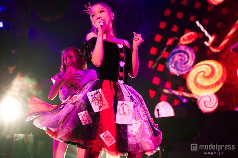 西野カナ、初のハロウィンライブで豪華8変化 テイラー・スウィフトのカバーも披露