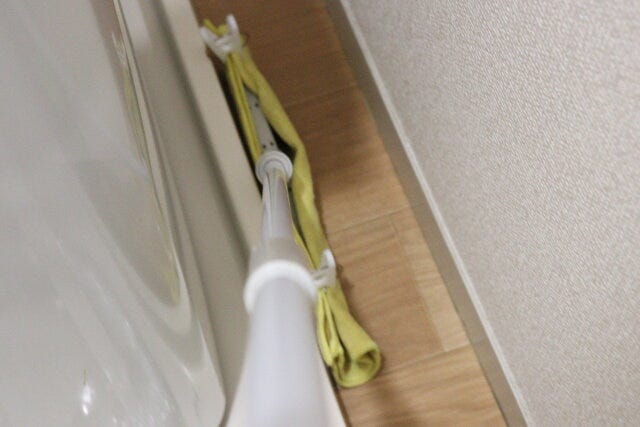 セリア　＜クリーンシリーズ＞フロアラバーほうき　スチールパイプ　クリップ　使用例　隙間掃除