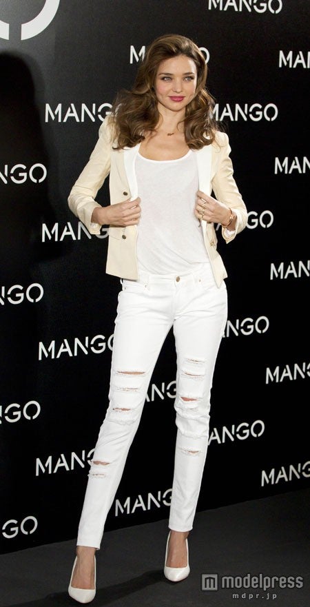 ミランダ・カー、大事な人の名前ネックレスをつけてMANGOのイベントに