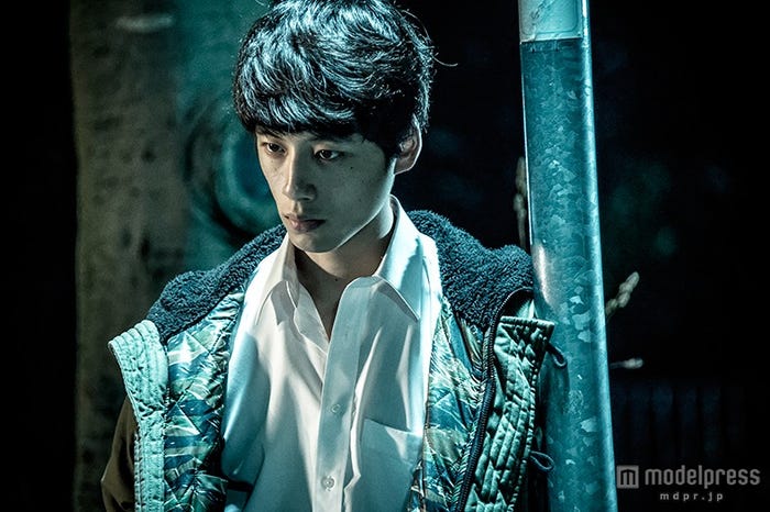 坂口健太郎/(C)映画「at Home」製作委員会