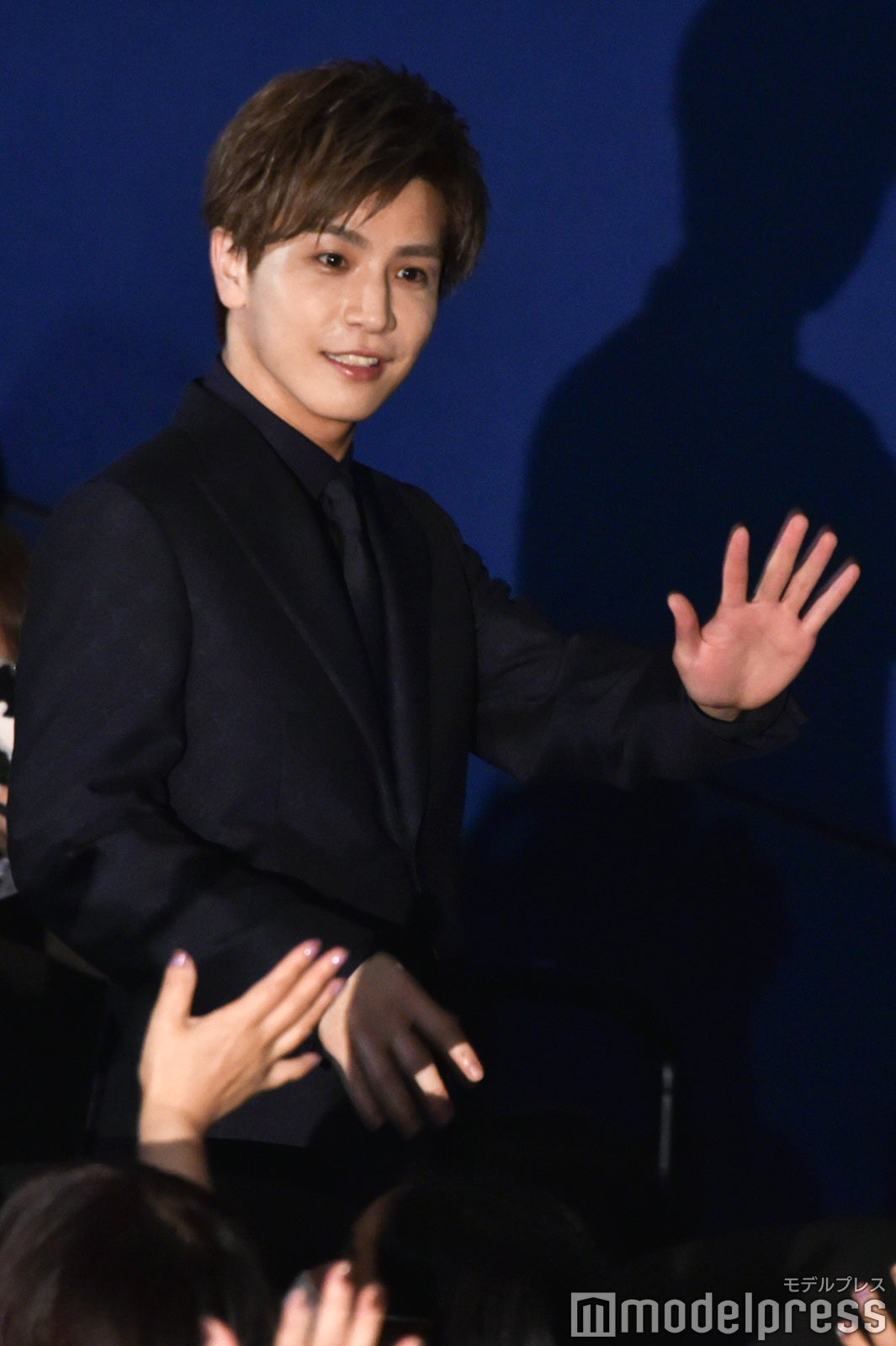 爽やかに手を振る岩田剛典 （C）モデルプレス