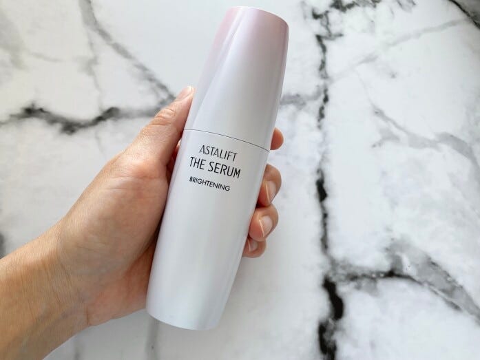 ひんやりとして軽やかなテクスチャーで、摩擦レスに伸び広がる印象