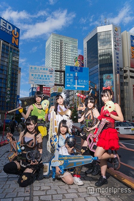 ホーム・秋葉原で撮影（画像提供：所属事務所）