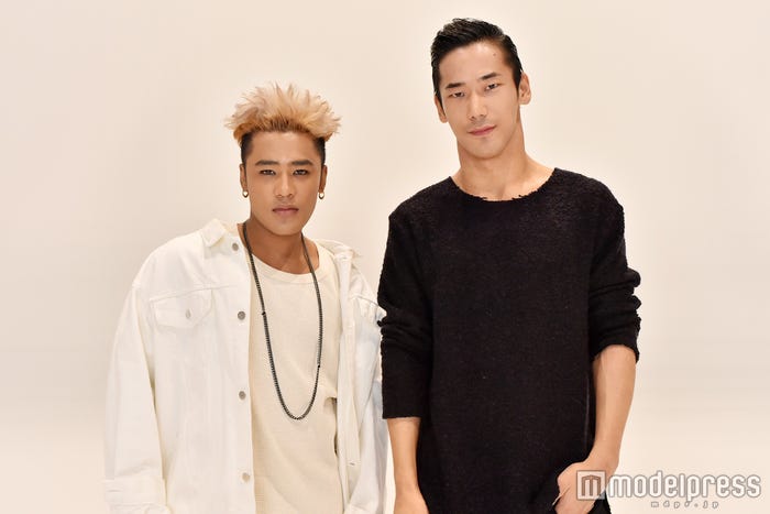 (左から)ELLY、小林直己(C)モデルプレス