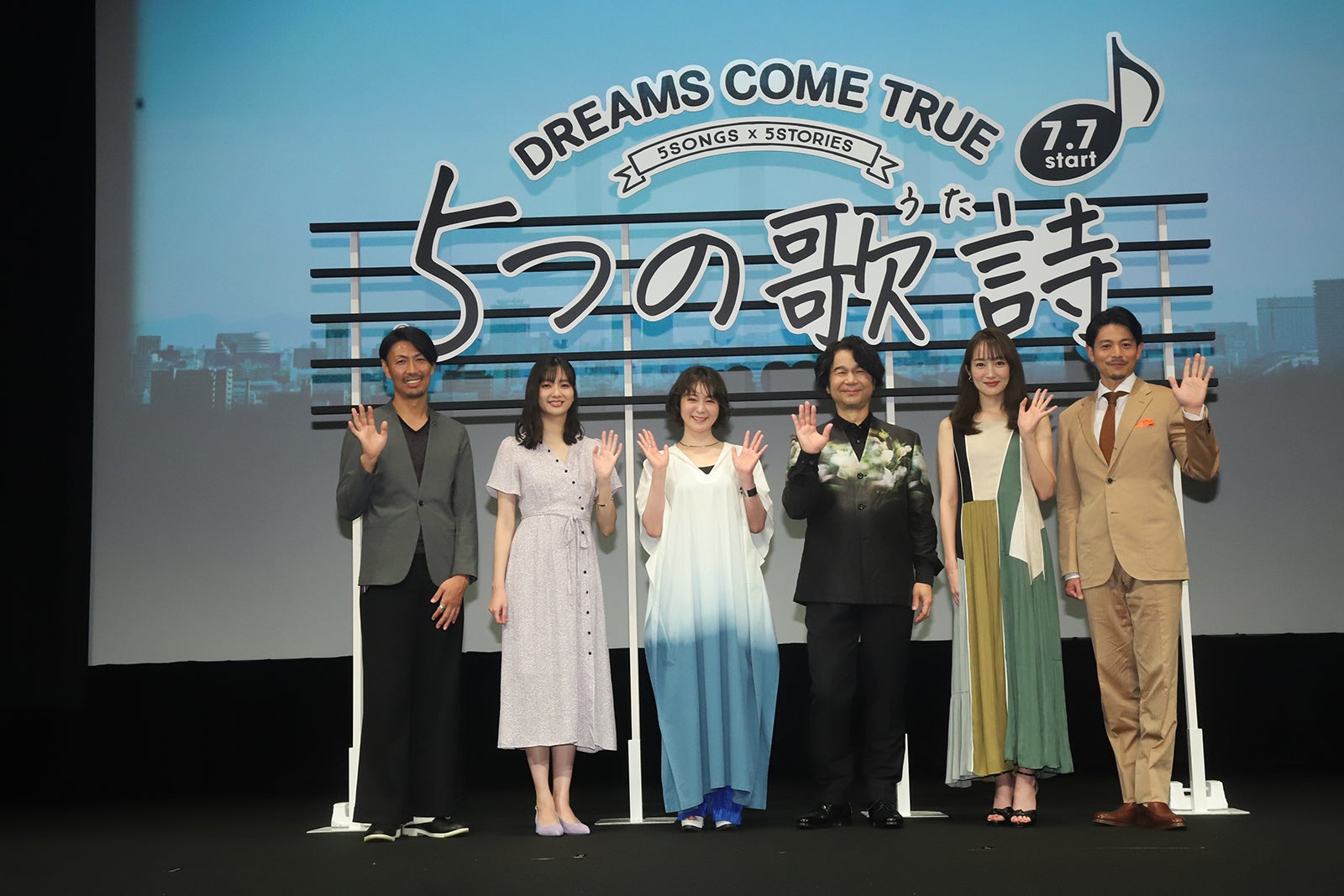 （左から）高橋義人制作プロデューサー、新川優愛、貫地谷しほり、中村正人、高梨臨、吉沢悠 （C）2022 東北新社