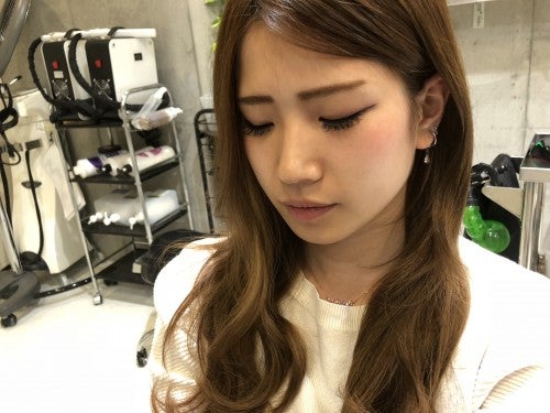 まずは髪全体をゆるめに巻く