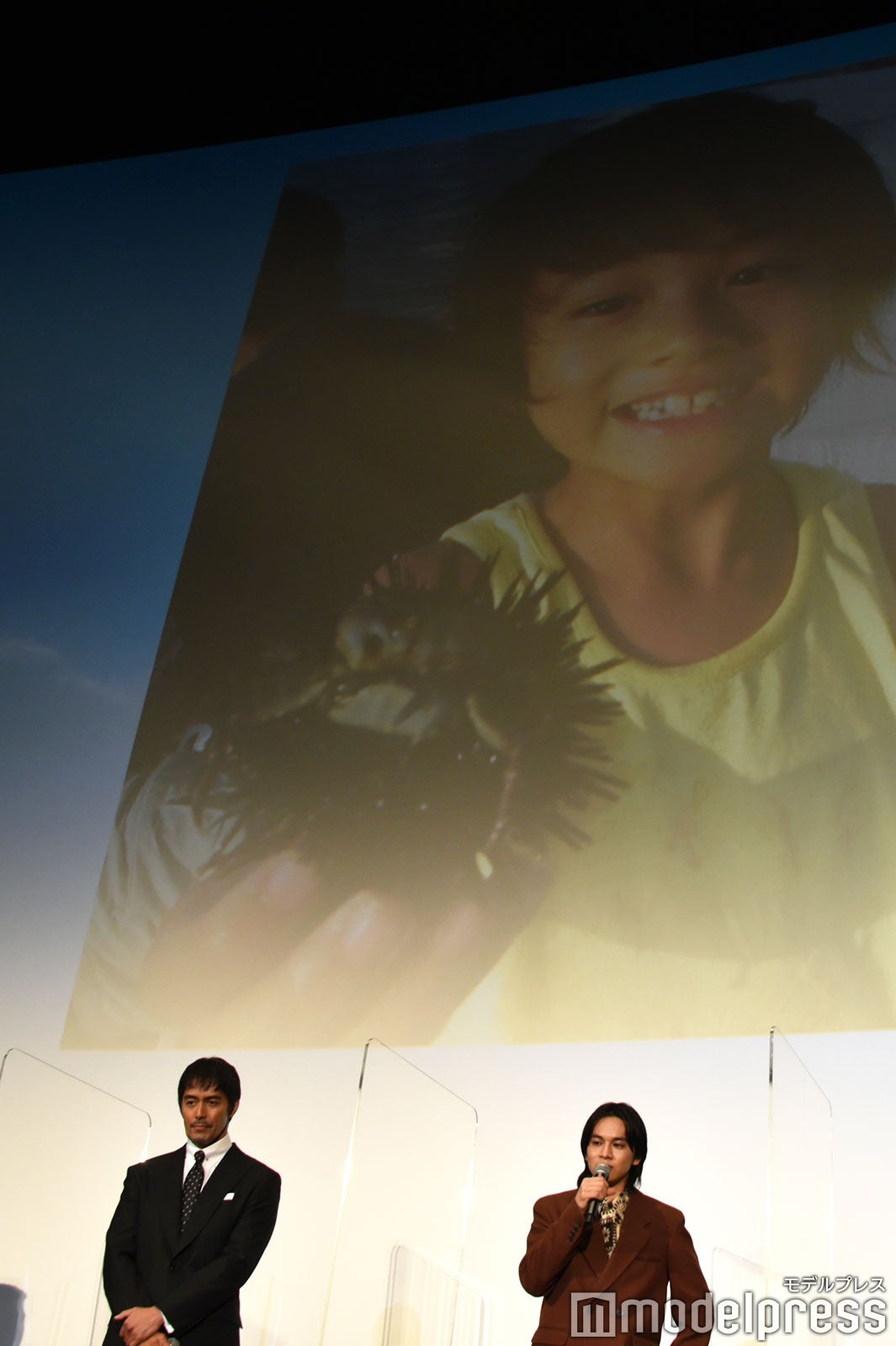 幼少期の写真を公開する北村匠海（C）モデルプレス