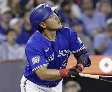 岡本和真 バケツシャワー食らってまさかの事態w隣にいた通訳もゲレーロに 本拠地スタンドが爆笑