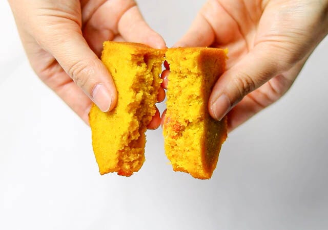 カボチャのパウンドケーキを割った画像