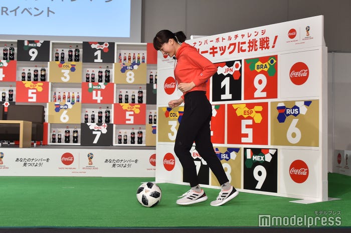 フリーキックを披露した綾瀬はるか(C)モデルプレス