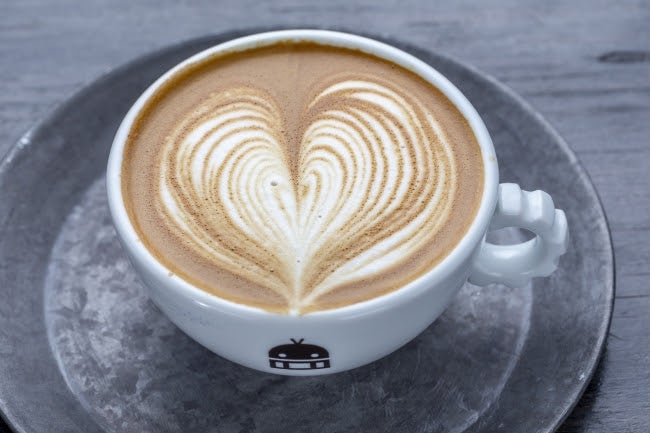 BROWN／画像提供：クラウドクリエイティブスタジオ