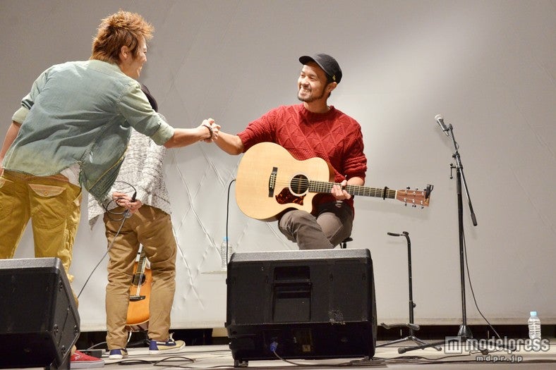 「逗子三兄弟」の翔馬と握手を交わす今井洋介