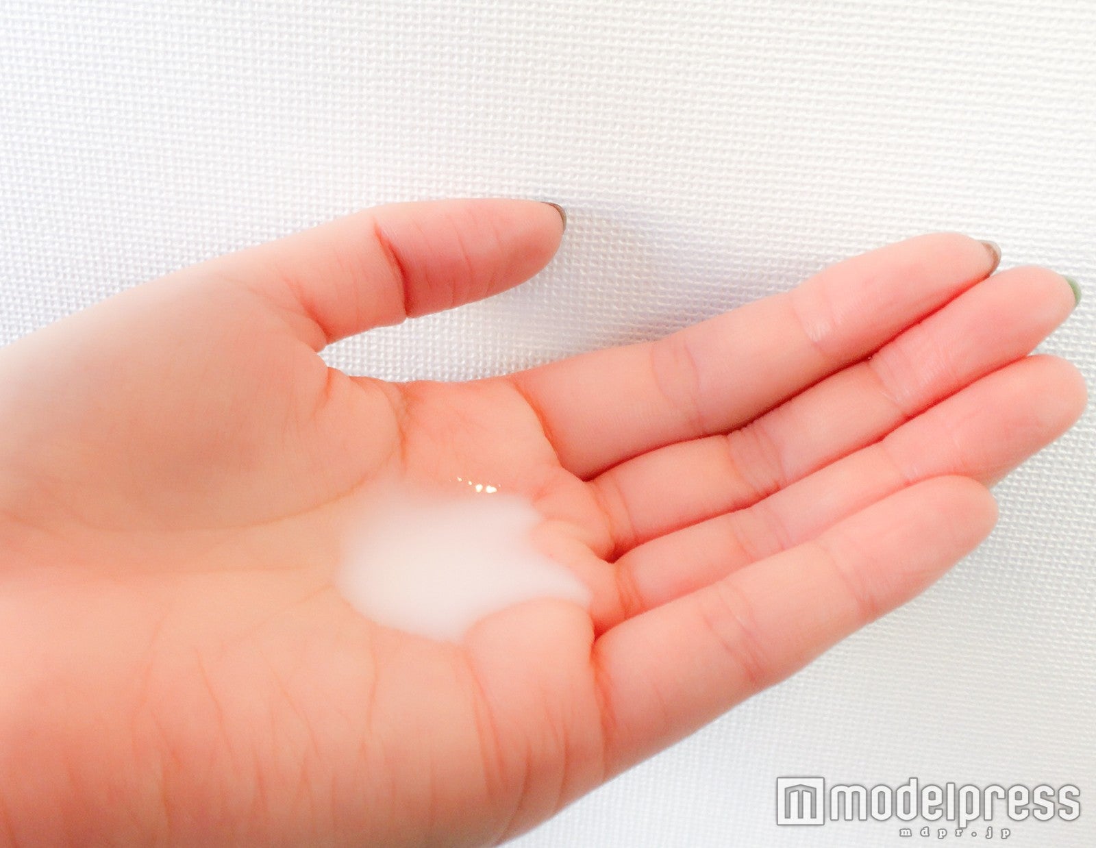 手に取った瞬間にフローラルの香りが広がる（C）モデルプレス