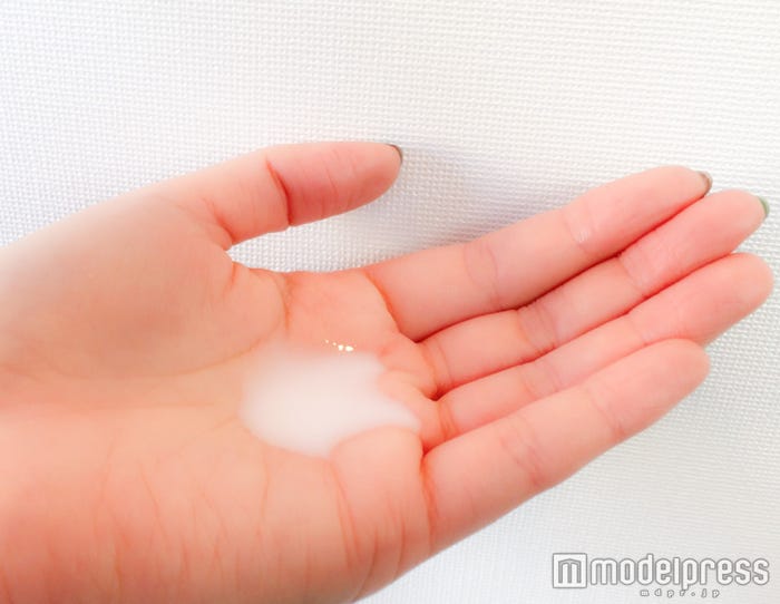 手に取った瞬間にフローラルの香りが広がる(C)モデルプレス