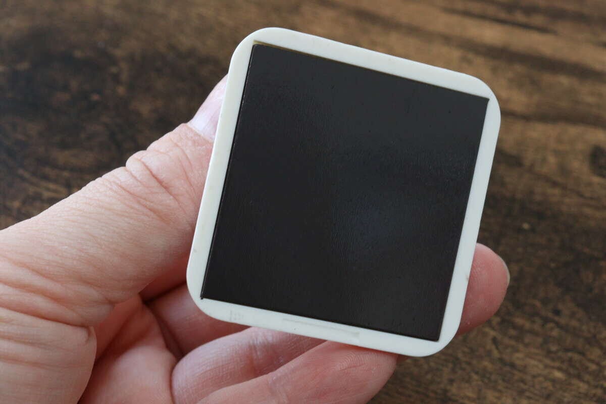 ダイソーのマグネットシェーバーホルダー（浴室用）の裏側