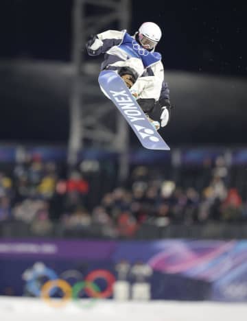 【スノボHP】戸塚優斗の大技で衝撃シーン 跳び越えられたカメラマンがのけぞって後ずさり 解説も「空を飛んでましたね」2位で決勝進出