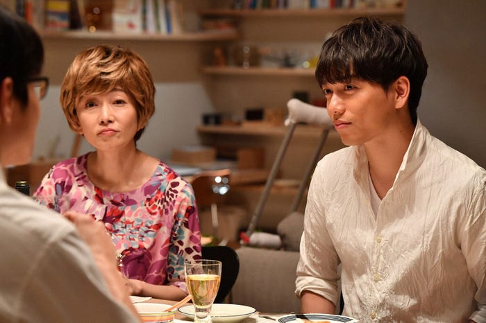 東出昌大、麻生祐未、山崎育三郎/「あなたのことはそれほど」第3話より(画像提供:TBS)