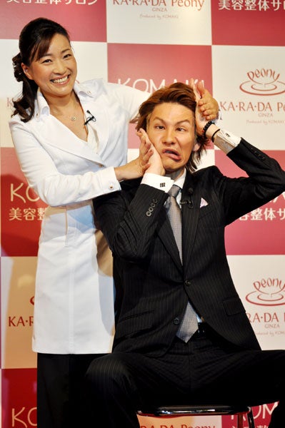 KOMAKI先生の施術を受けるJOY