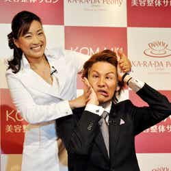 KOMAKI先生の施術を受けるJOY