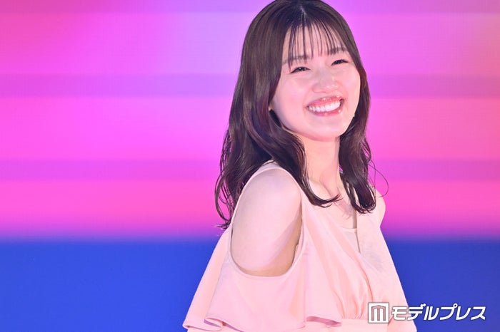 日向坂46佐々木美玲、肩出しワンピでほっそり二の腕際立つ【GirlsAward 2024 S／S】