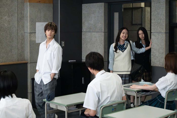 (左から)奥野壮、水沢林太郎、倉沢杏菜、大原梓「ビリオン×スクール」第3話より(C)フジテレビ