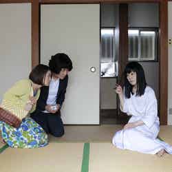 WOWOW　第6話「ある物件」／左から、大島優子、片桐はいり、小林聡美（提供写真）

