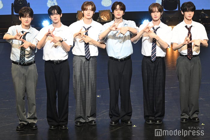 (左から)JIHOON(ジフン)、DOHOON(ドフン)、YOUNGJAE(ヨンジェ)、SHINYU(シンユ)、KYUNGMIN(ギョンミン)、HANJIN(ハンジン)(C)モデルプレス