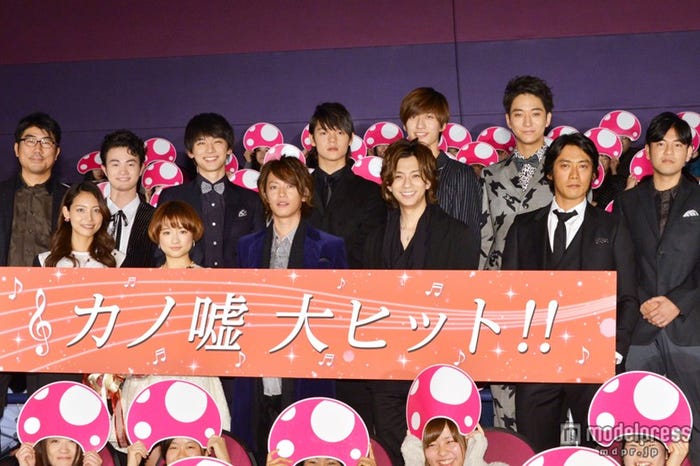 2013年12月撮影/映画「カノジョは嘘を愛しすぎてる」(上段左から)亀田誠治氏、森永悠希、吉沢亮、窪田正孝、水田航生、浅香航大、小泉徳宏監督(下段左から)相武紗季、大原櫻子、佐藤健、三浦翔平、反町隆史