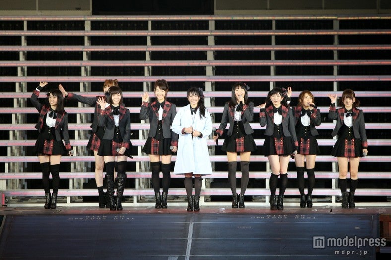「AKB48 2013 真夏のドームツアー～まだまだ、やらなきゃいけないことがある～」京セラドーム公演を行ったAKB48／横山由依（中央）初センター曲披露（C）AKS