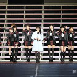 「AKB48 2013 真夏のドームツアー~まだまだ、やらなきゃいけないことがある~」京セラドーム公演を行ったAKB48/横山由依(中央)初センター曲披露(C)AKS