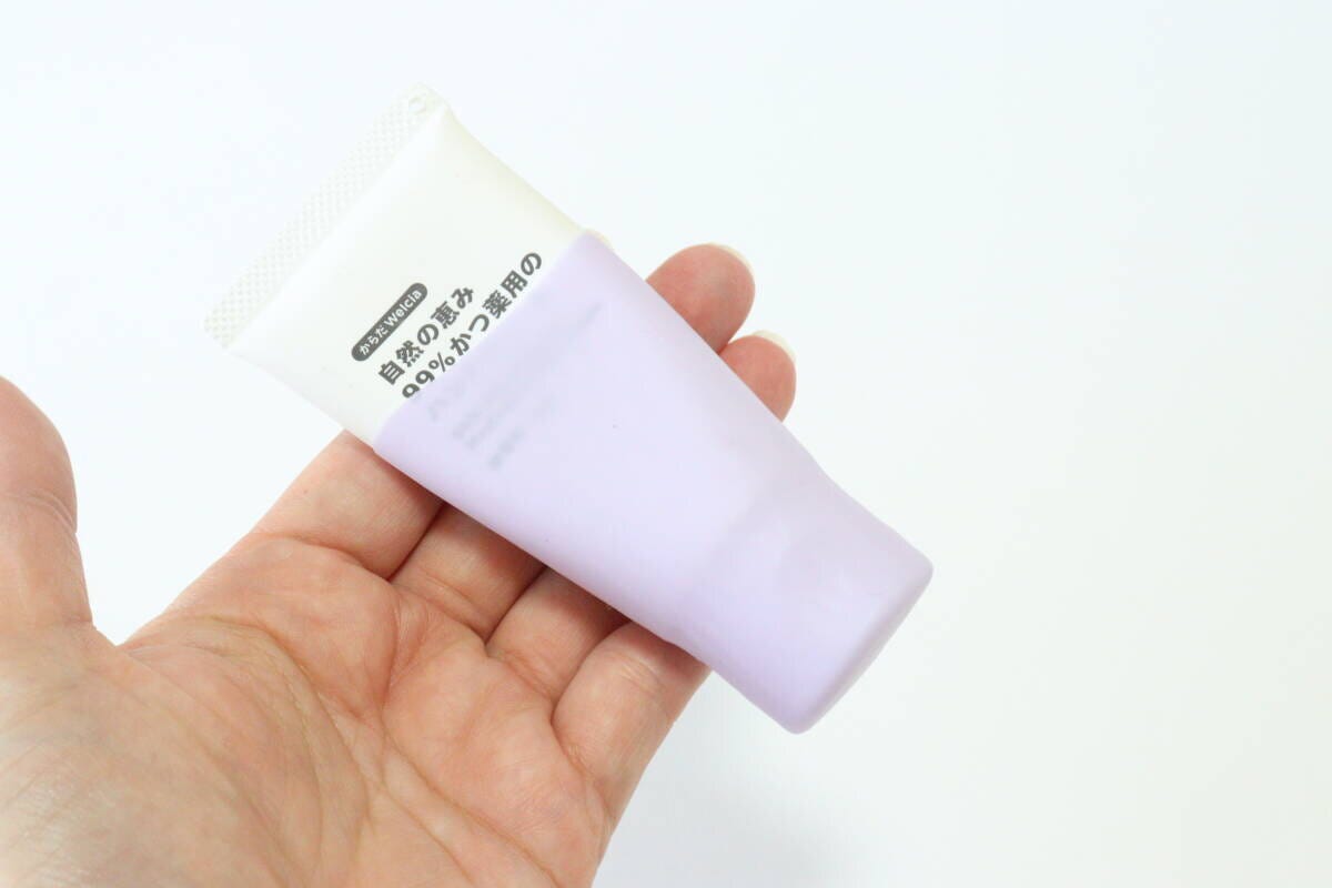 セリアの持ち運び用シリコンカバー　2個入りをチューブに被せる