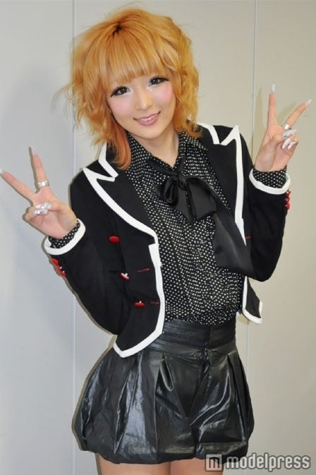 ”おバカコーデ”で話題の人気モデル、初の書籍発表