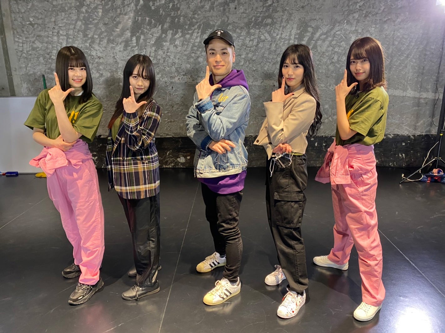 （左から）吉川七瀬、横山結衣、FISHBOY、下尾みう、小田えりな （C）AKB48